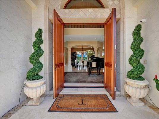 Exterior, Piano