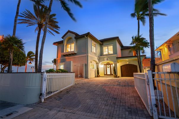 Attached, Exterior, Facade, Mediterranean