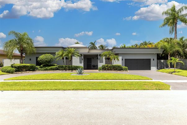 Attached, Exterior, Facade, Ranch