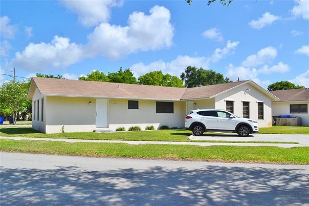 Exterior, Facade, Ranch