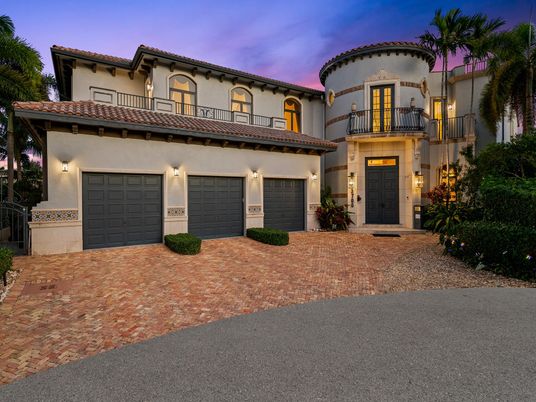 Attached, Exterior, Facade, Mediterranean