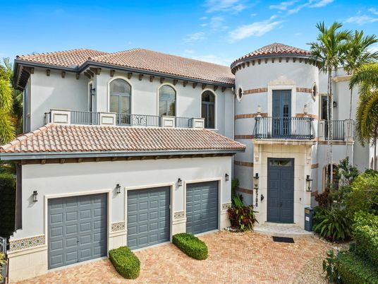 Attached, Exterior, Facade, Mediterranean