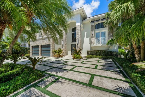 Attached, Exterior, Facade, Mediterranean