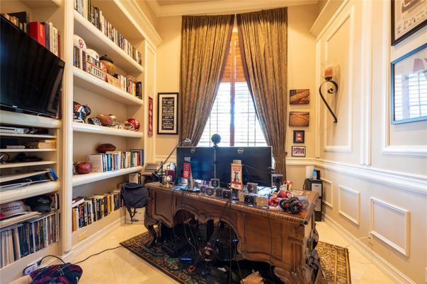 Home Office, Interior