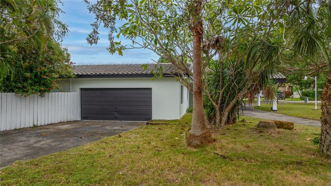 Detached Garage, Exterior