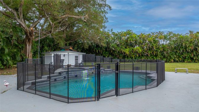 Exterior, Pool