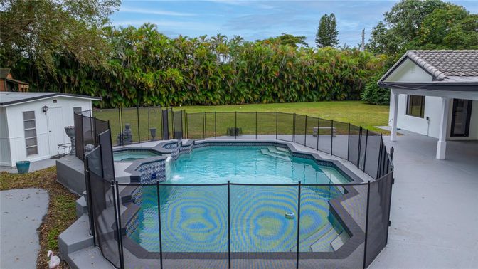Exterior, Hot Tub, Pool