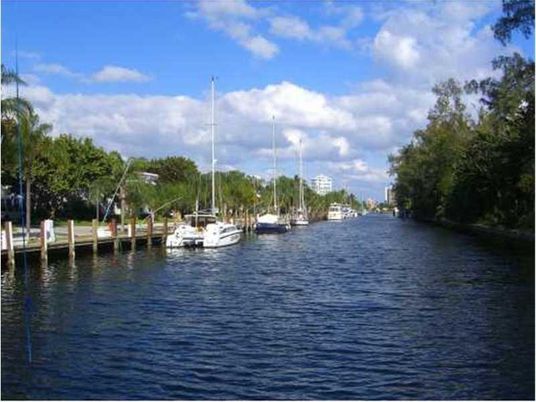 Exterior, Lake