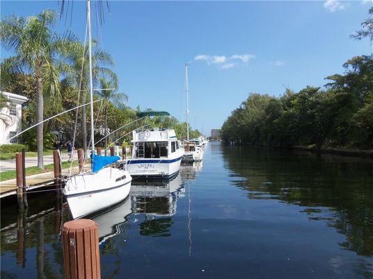 Exterior, Lake