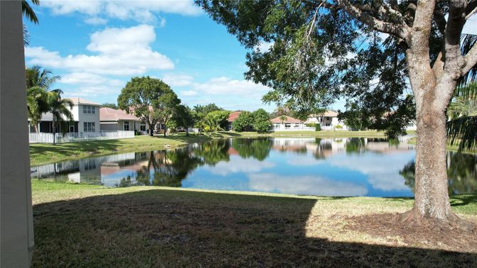 Exterior, Lake