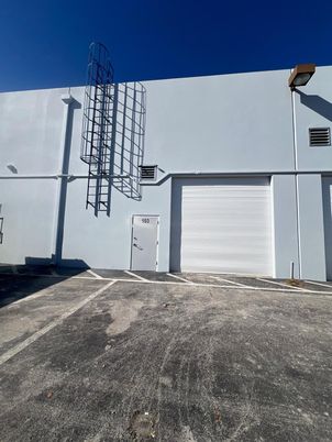 Attached, Exterior, Facade, Modern