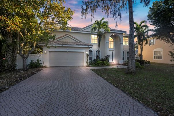 Attached, Exterior, Facade, Mediterranean