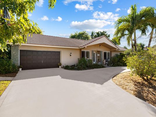 Attached, Exterior, Facade, Spanish Mediterranean