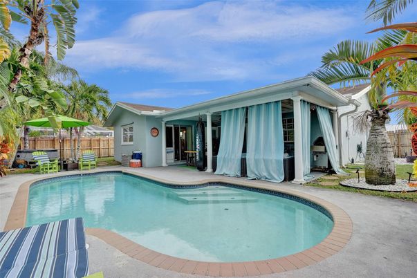 Exterior, Pool