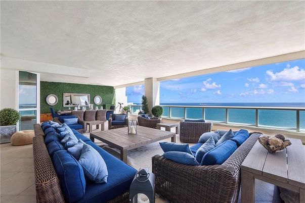 Exterior, Living room, Water