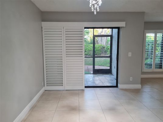 Empty room, Interior