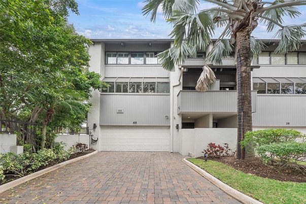 Attached, Exterior, Facade, Modern