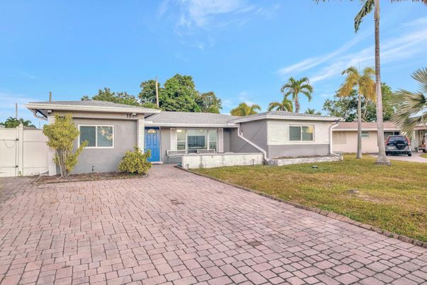 Backyard, Exterior, Facade, Ranch
