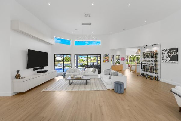 Interior, Living room, Pendant Lights, Recessed Lighting, Wine Storage, Wood Texture Flooring