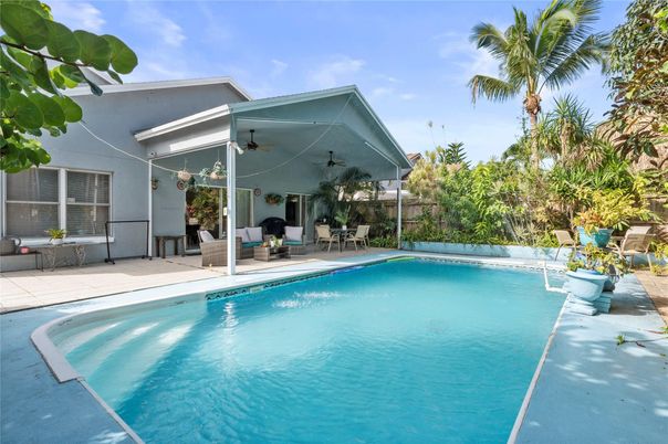 Exterior, Pool