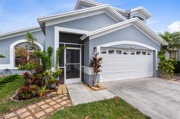 Attached, Exterior, Facade, American Craftsman