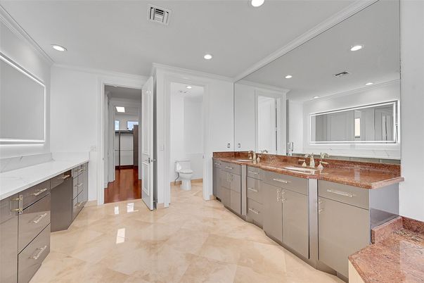 Bathroom, Dual Sink Vanities, Interior, Recessed Lighting