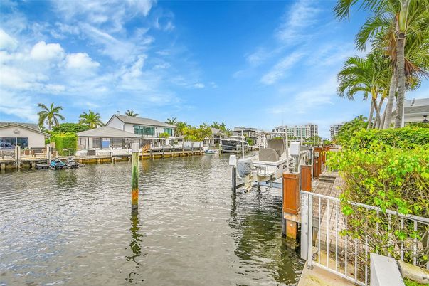 Exterior, Lake
