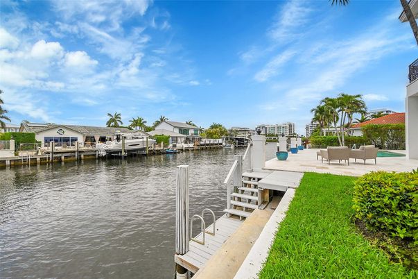 Exterior, Lake