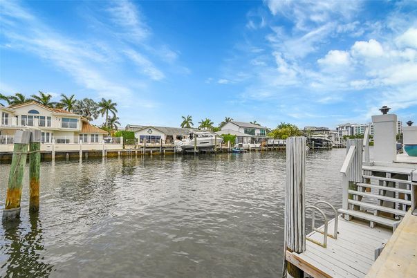 Exterior, Lake