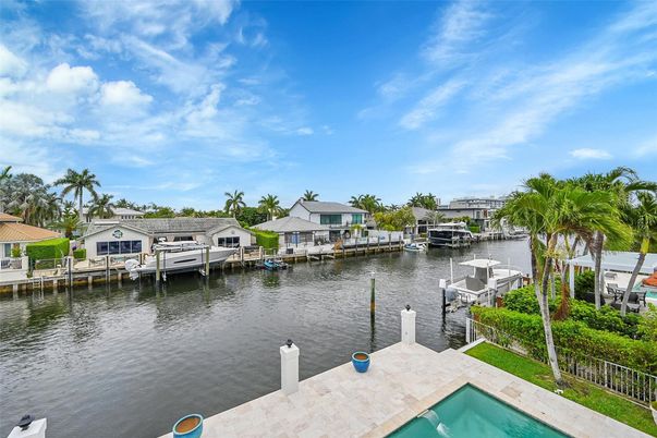 Exterior, Lake