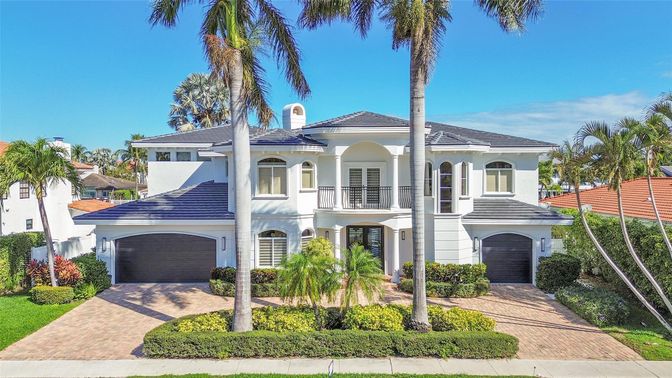 Attached, Exterior, Facade, Mediterranean