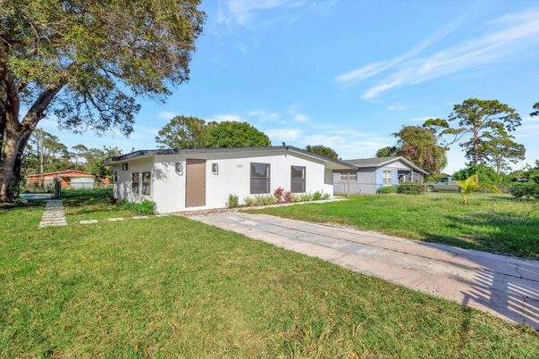 Backyard, Exterior, Facade, Ranch