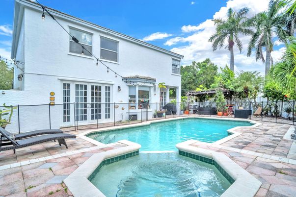 Exterior, Pool