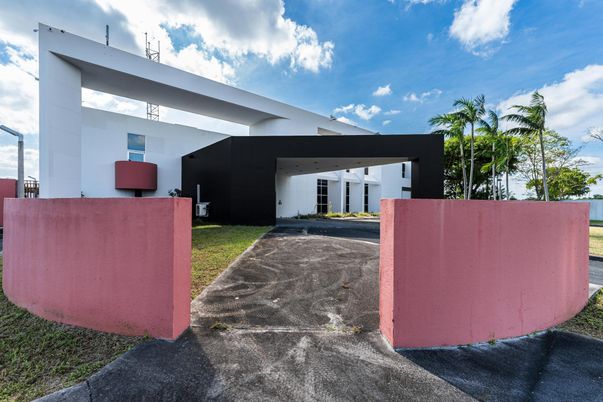 Backyard, Exterior, Facade, Modern
