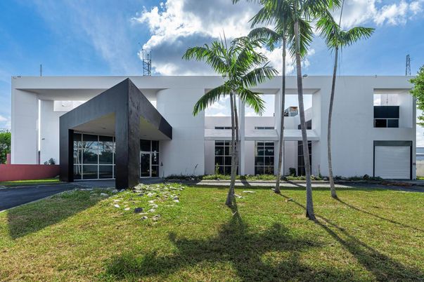 Attached, Backyard, Exterior, Facade, Modern