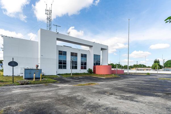 Exterior, Facade, Modern