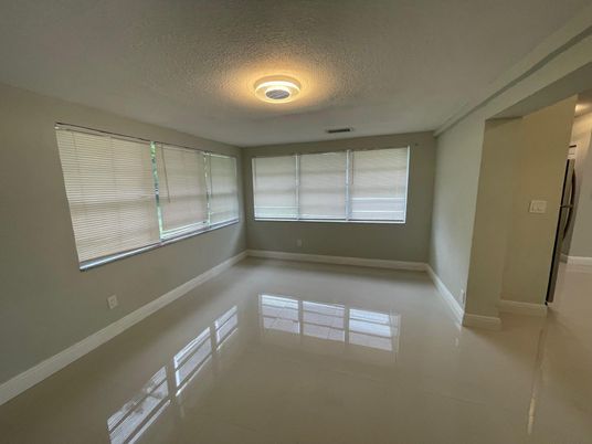Empty room, Interior
