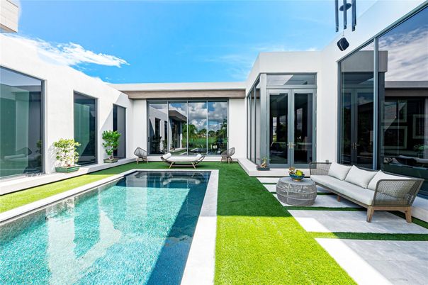 Exterior, Pool