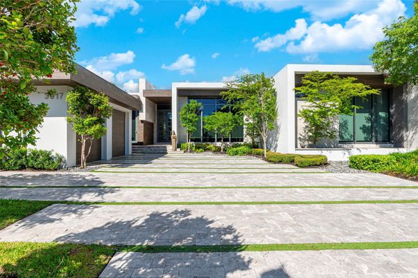 Exterior, Facade, Modern