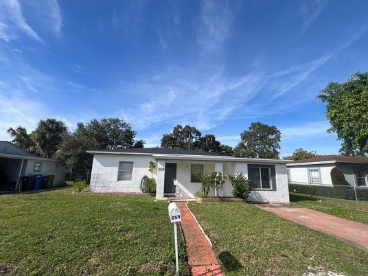 Backyard, Exterior, Facade, Ranch