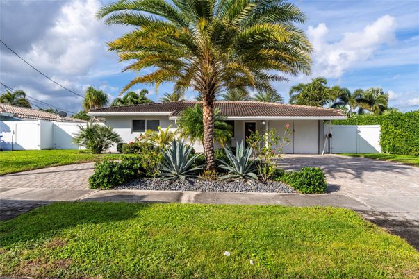 Backyard, Exterior, Facade, Ranch