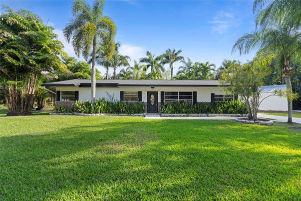 Backyard, Exterior, Facade, Ranch