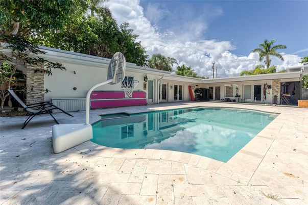 Exterior, Pool