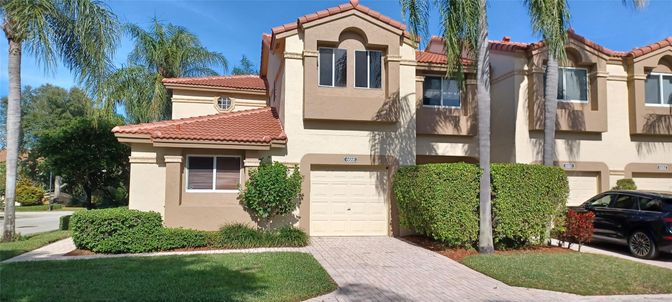 Attached, Exterior, Facade, Mediterranean