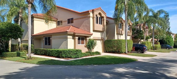 Attached, Exterior, Facade, Mediterranean