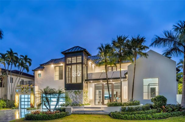 Attached, Backyard, Exterior, Facade, Modern