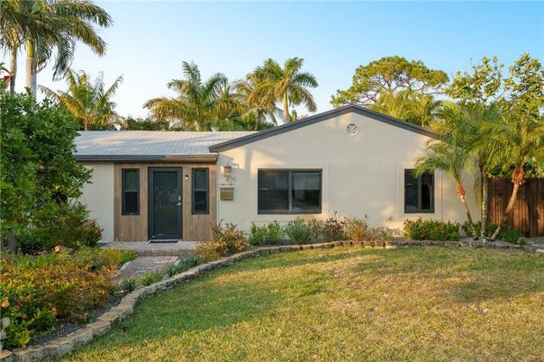 Backyard, Exterior, Facade, Ranch
