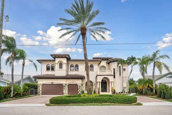 Attached, Exterior, Facade, Mediterranean