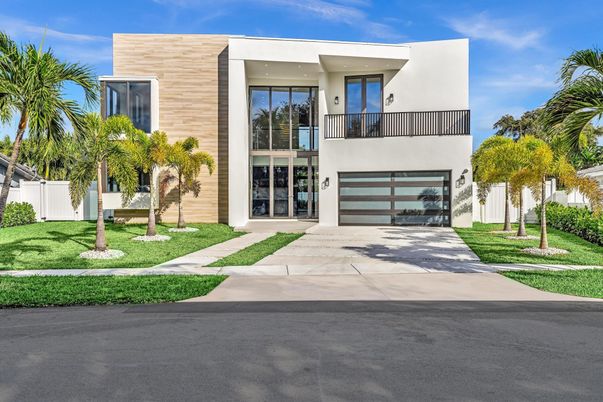 Attached, Exterior, Facade, Modern