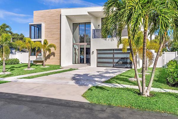 Attached, Exterior, Facade, Modern